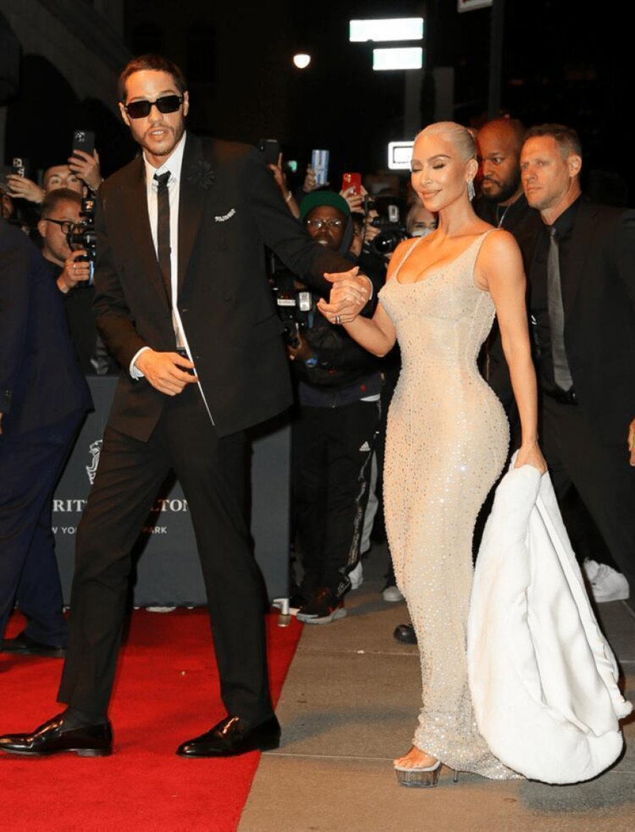 Kim Kardashian, Marilyn Monroe elbisesine zarar verdi #3