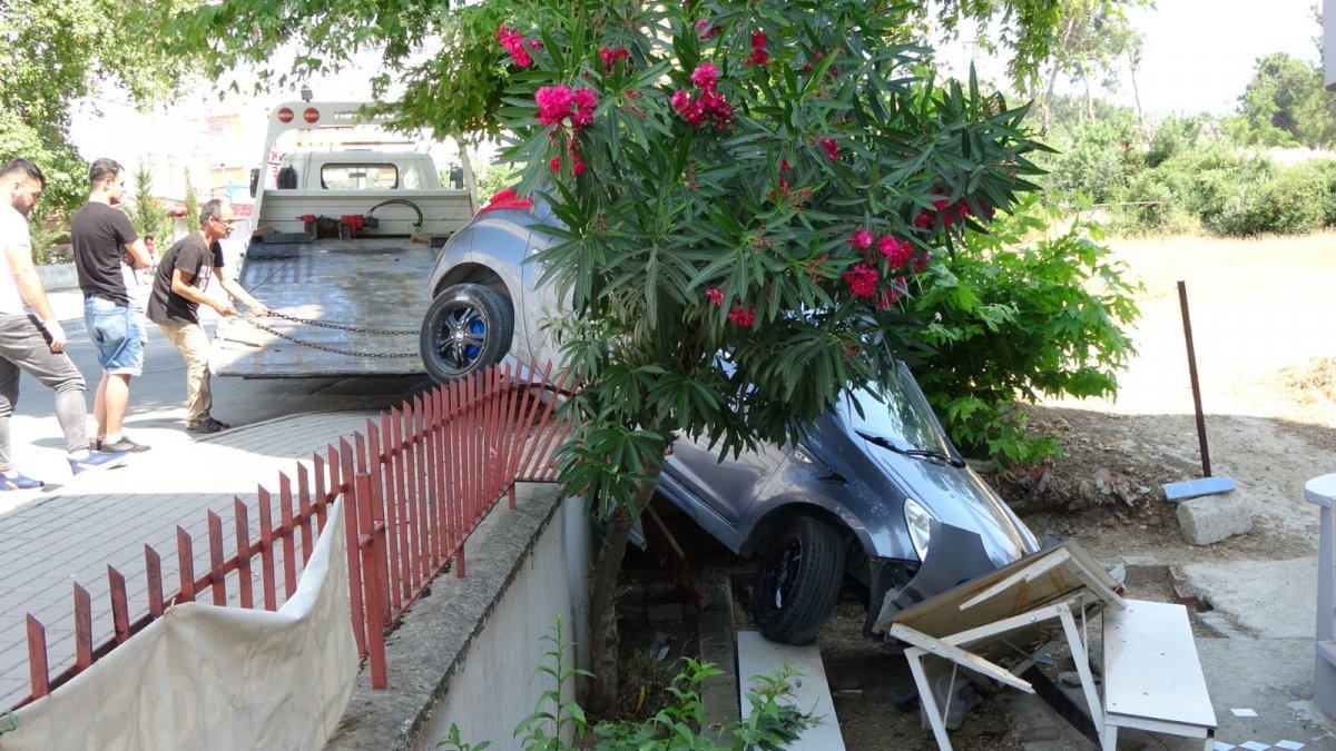 Antalya da kontrolden çıkan otomobil, istinat duvarından uçtu #3