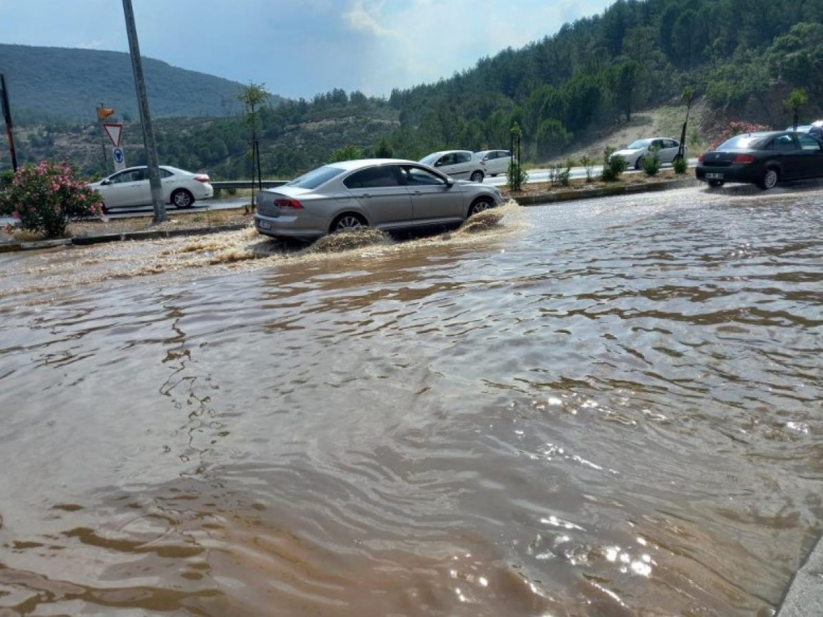 Muğla da sağanak sonrası yolları su bastı #3