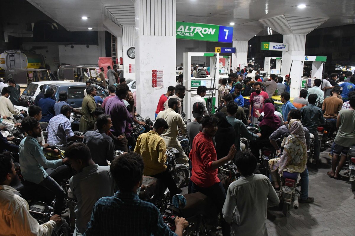 Long queues formed at stations after fuel price hikes in Pakistan #4
