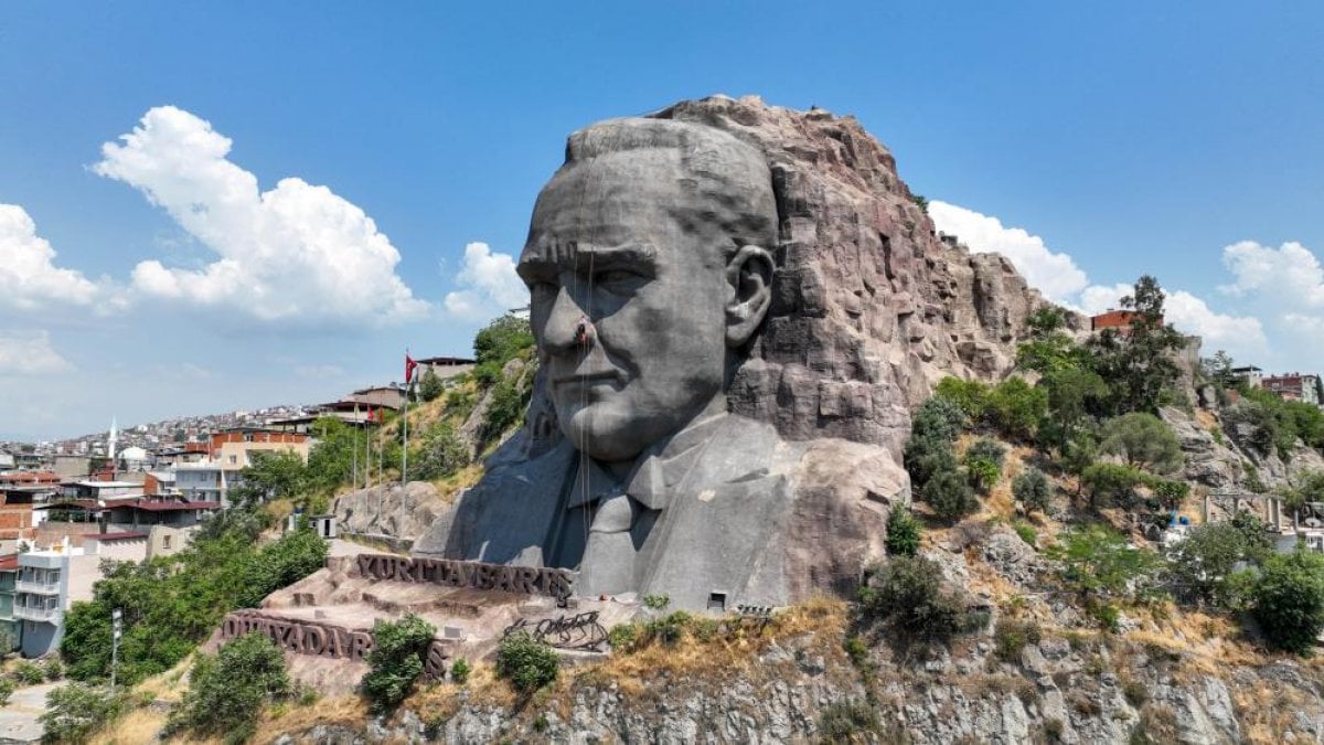 İzmir de Buca Belediyesi dev Atatürk maskını bakıma aldı #3