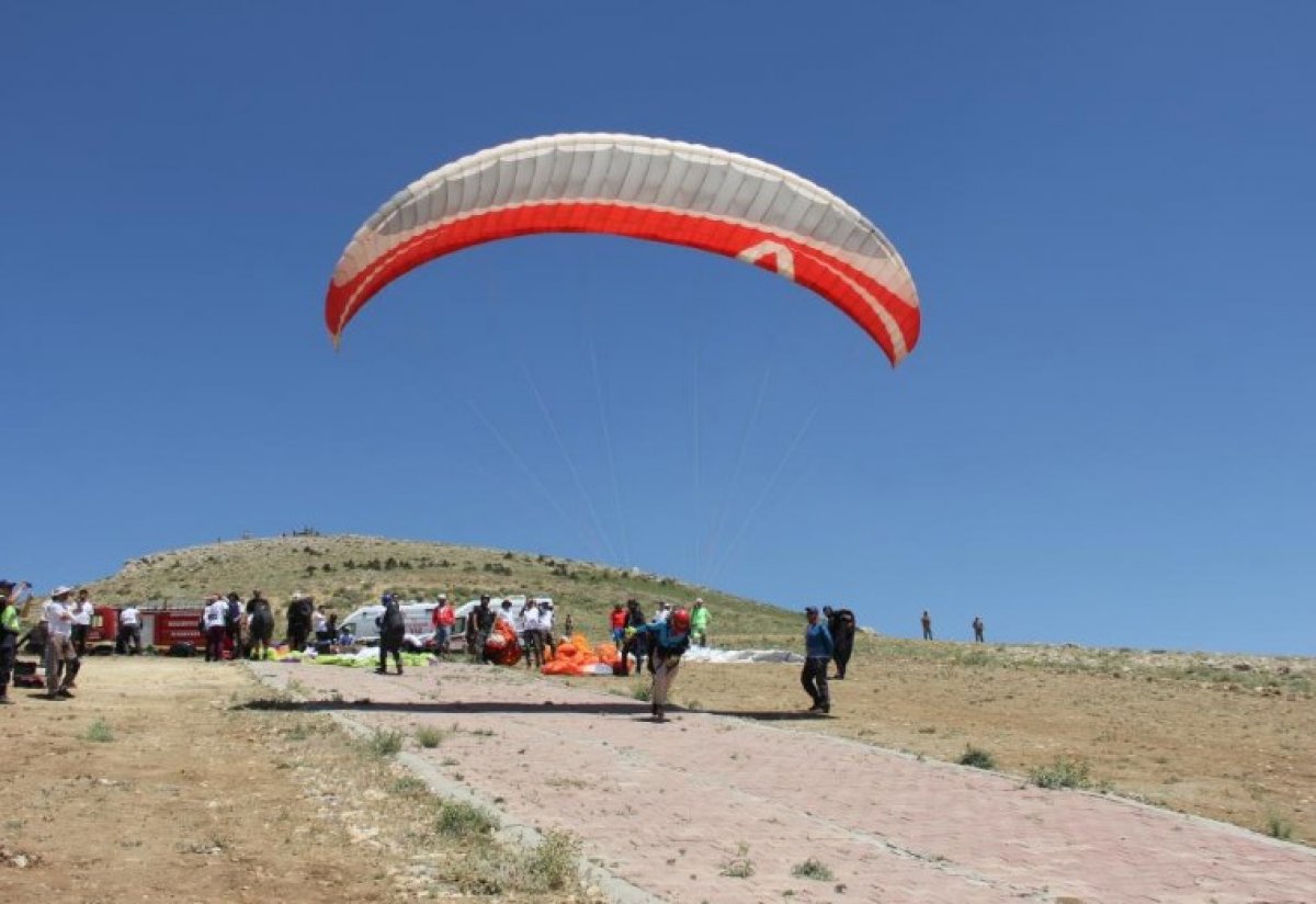 Bir paraşütçü Adıyaman daki festivale uçarak geldi #3