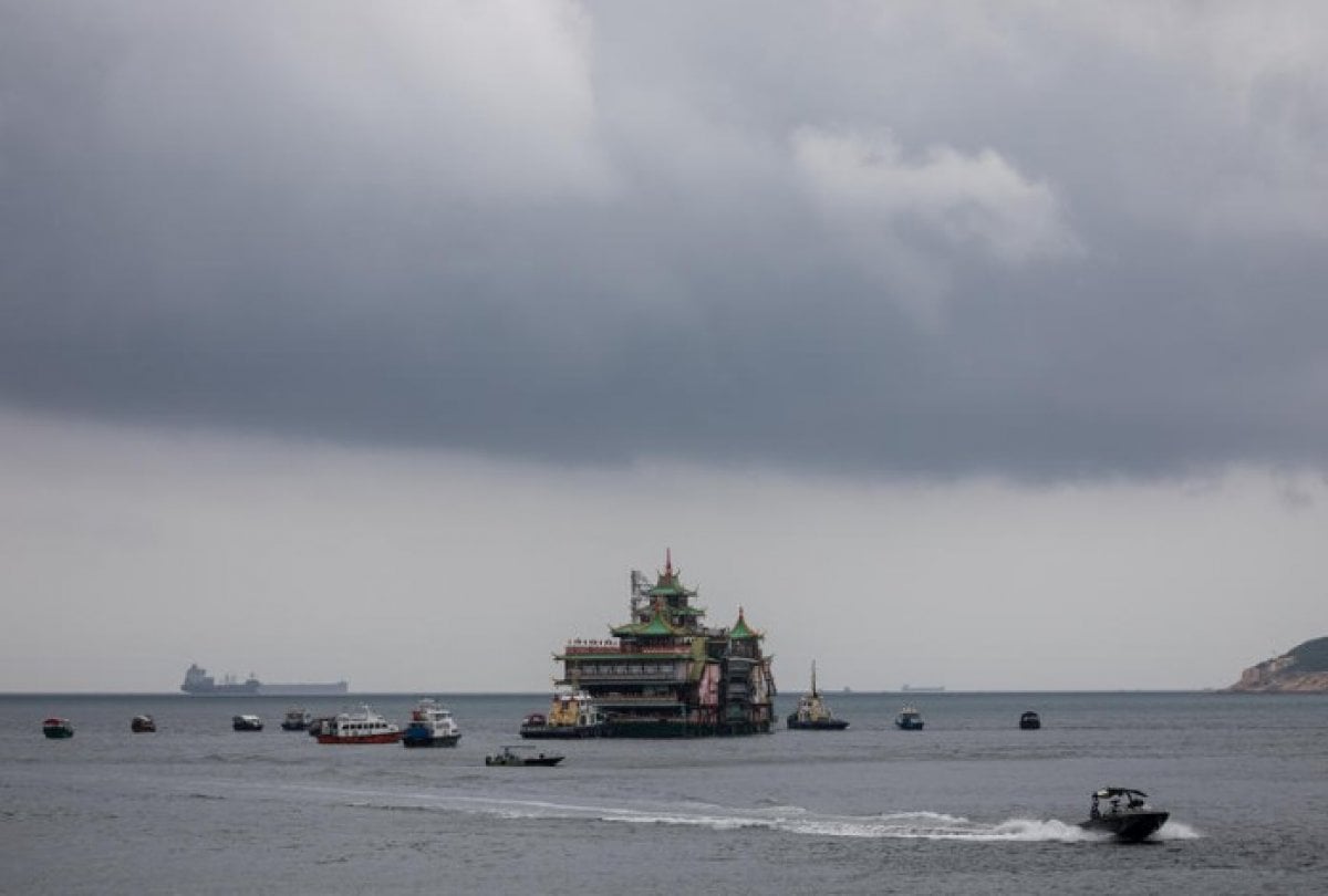 Floating restaurant in Hong Kong sank in South China Sea #3