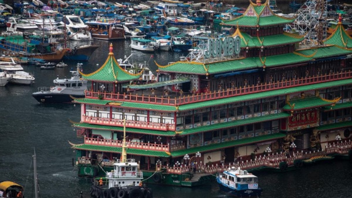 Floating restaurant in Hong Kong sank in South China Sea