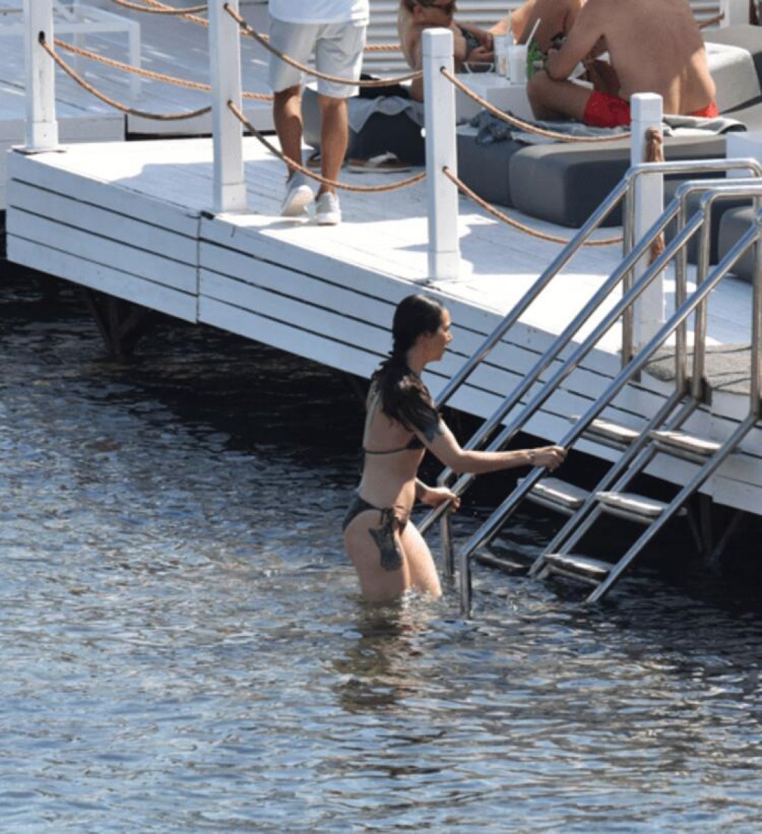 Tatile çıkan Birce Akalay ın dövmeleri dikkat çekti #3