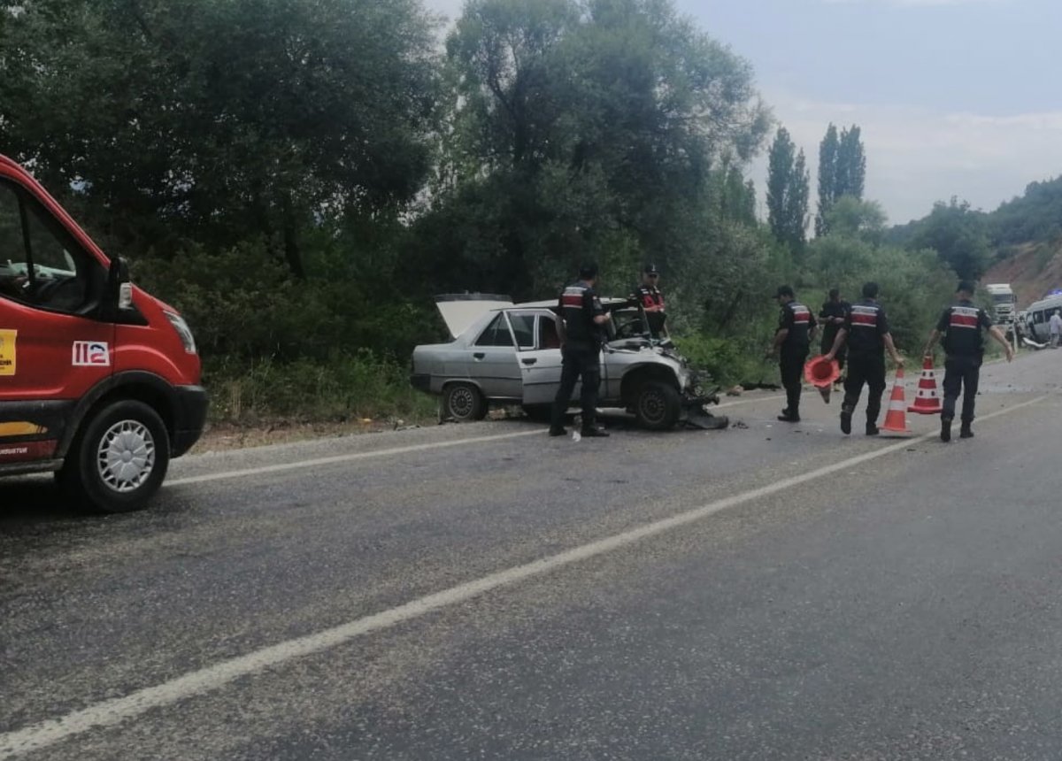 Konya da otomobil ile yolcu minibüsü çarpıştı #1