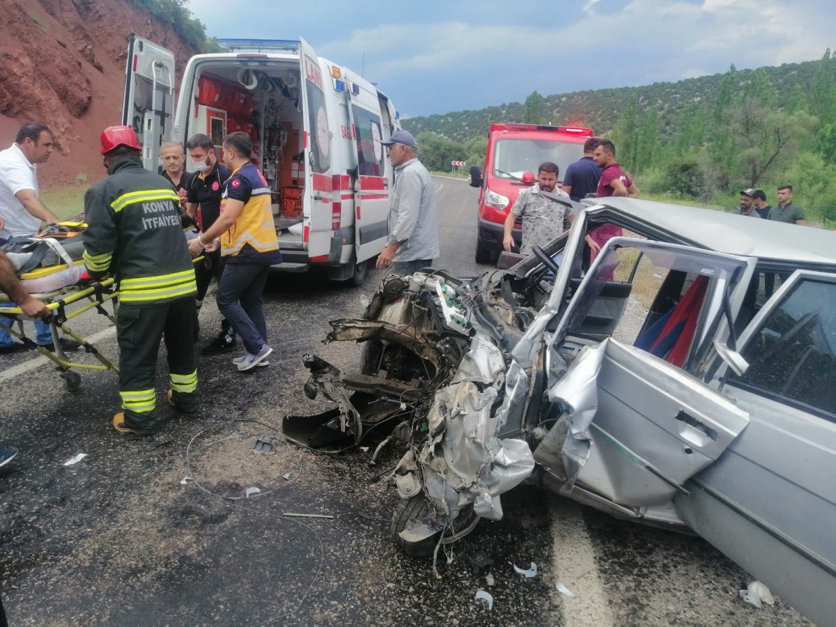 Konya da otomobil ile yolcu minibüsü çarpıştı #4