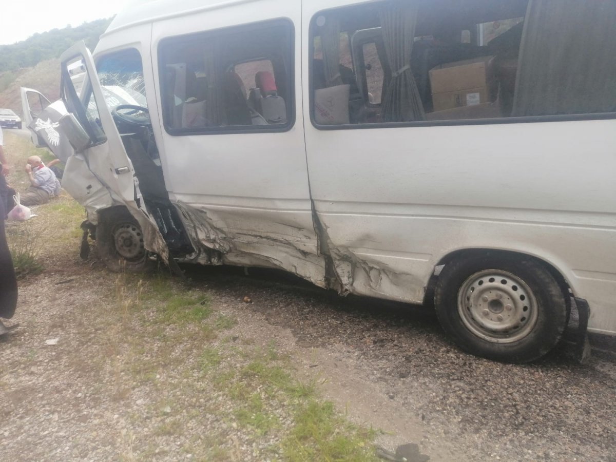 Konya da otomobil ile yolcu minibüsü çarpıştı #3