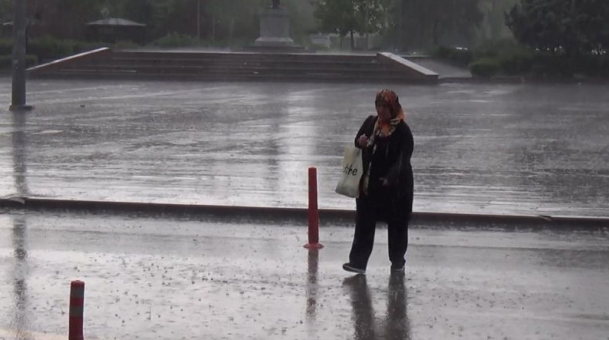 Kırıkkale de sıcak hava yerini sağanak yağışa bıraktı #2