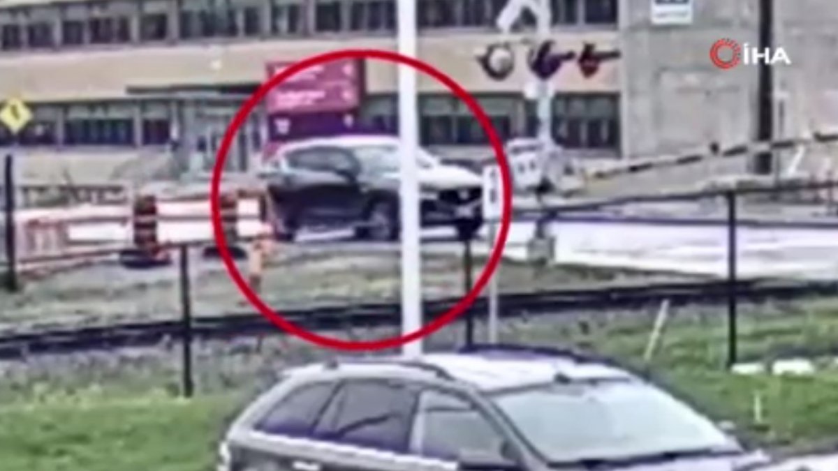 Train crashed into vehicle in Canada, turned from the brink of disaster