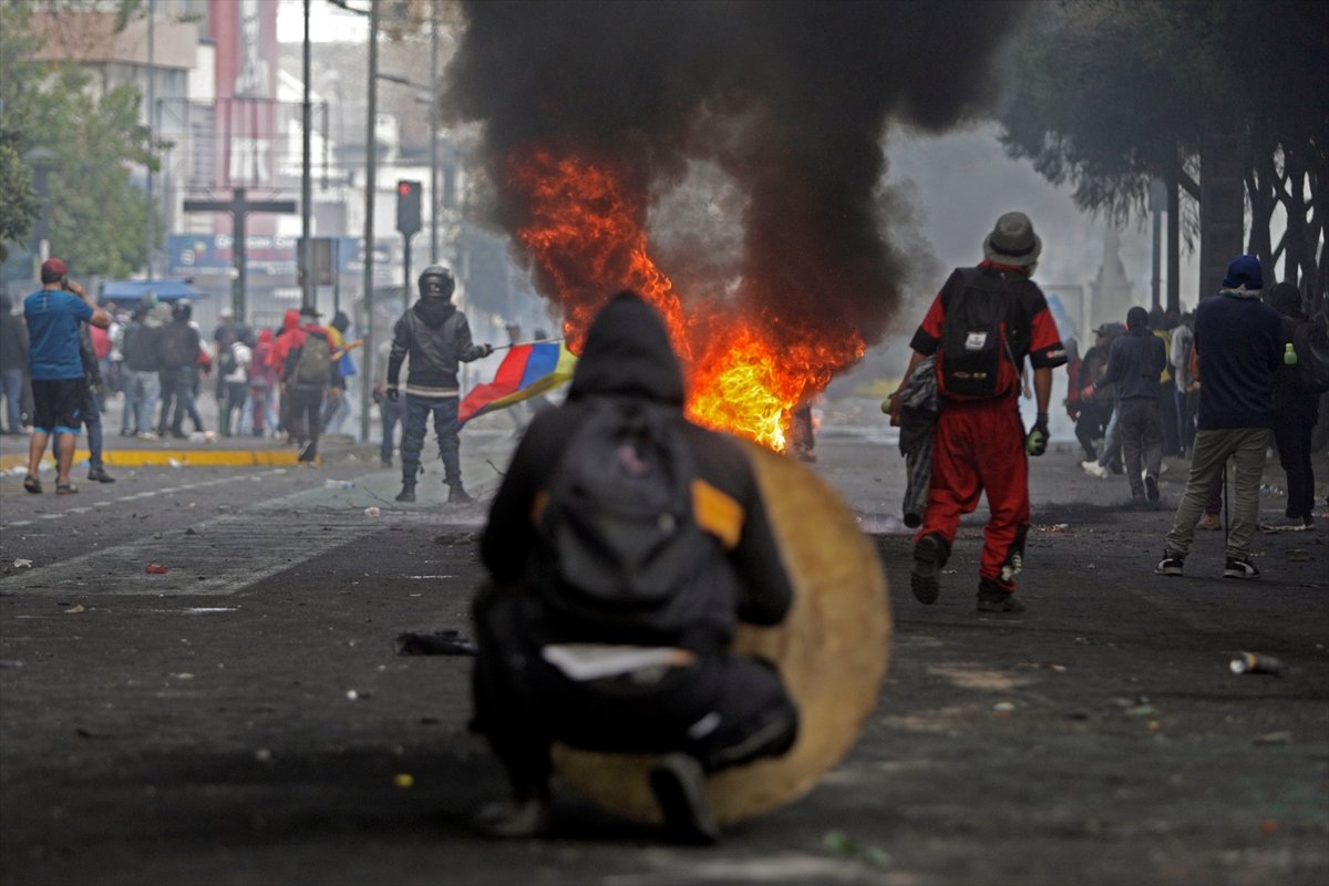 Ekvador karıştı: Hükümete protesto tehlikeli boyuta ulaştı #2