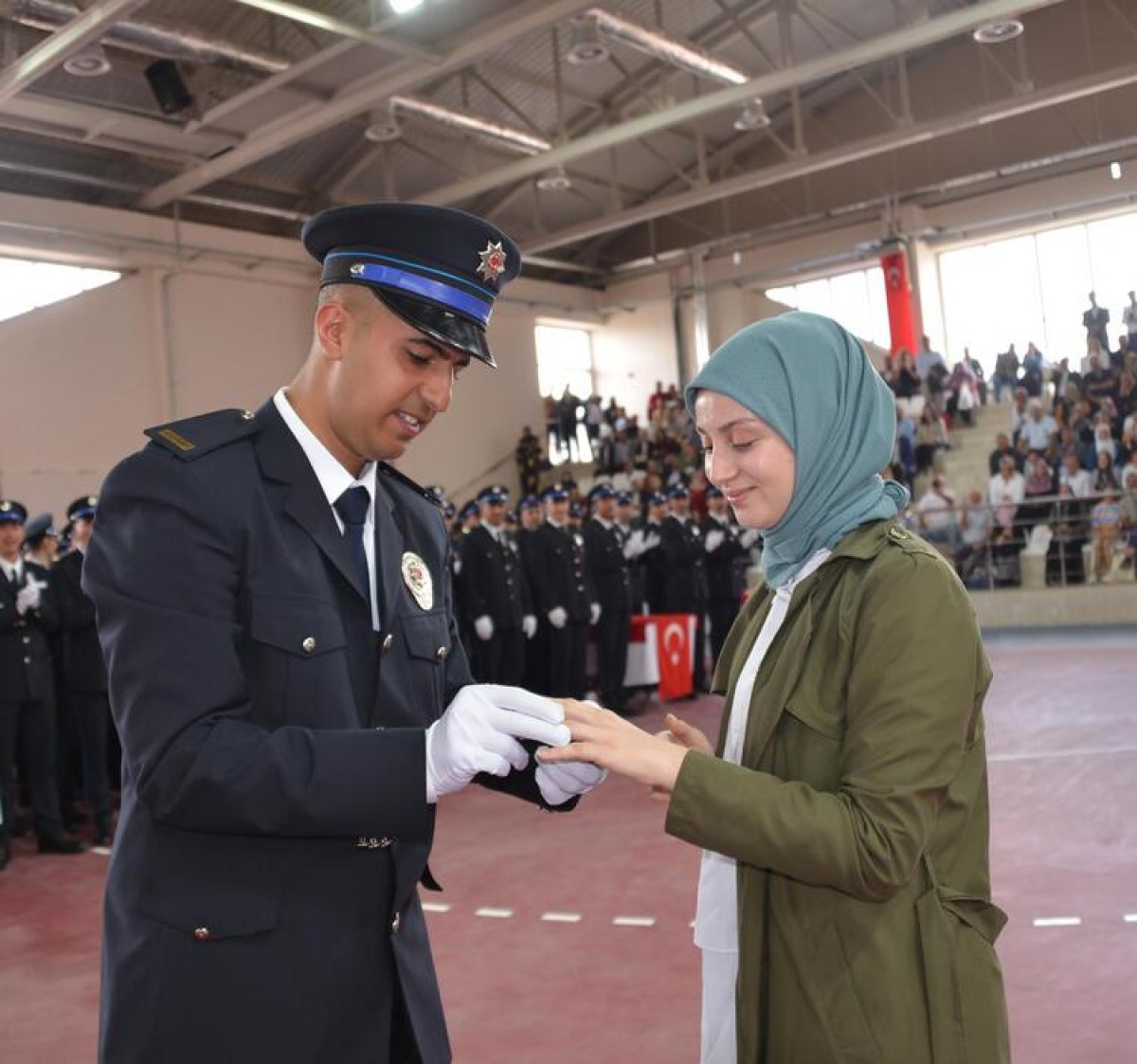 Polis adayları mezuniyet törenlerinde evlilik teklifi etti #1