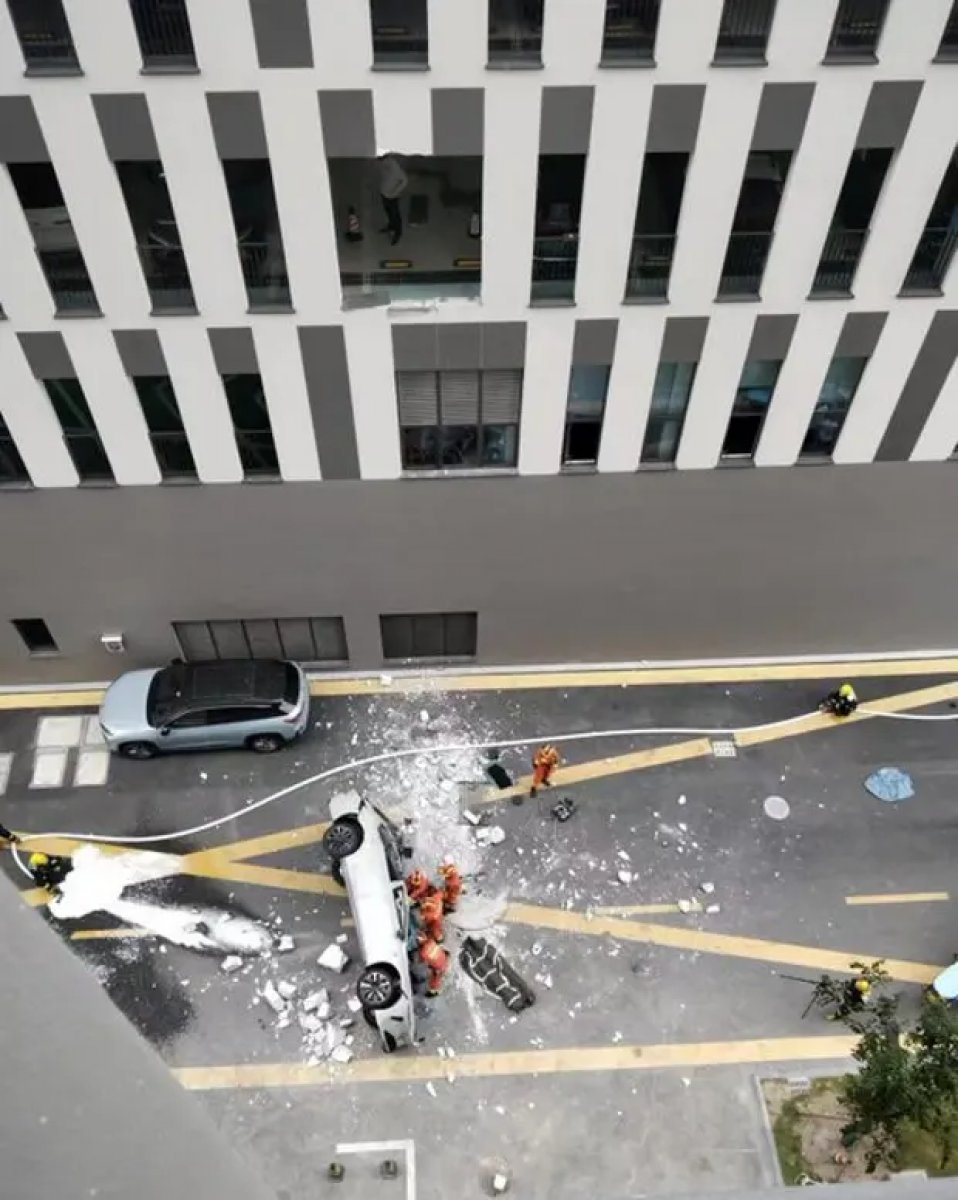 Two people died in China due to a vehicle falling from the third floor #2