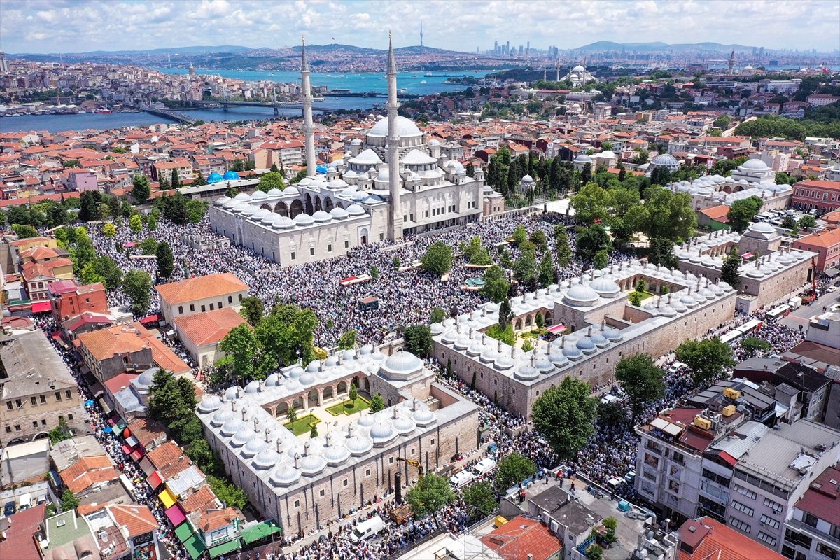 Mahmut Ustaosmanoğlu nun cenazesindeki kalabalık, Fatih Camii ve çevresini doldurdu #4