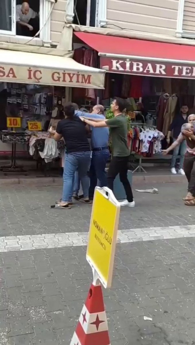 Adana da yaşlı simitçiyi dövenleri kadın ayırmaya çalıştı #1