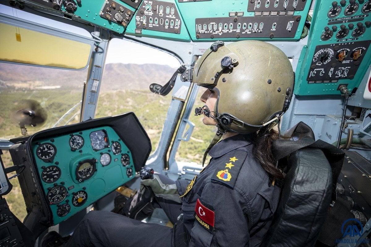 Jandarma nın kadın pilotu orman yangınında da görevinin başında #4