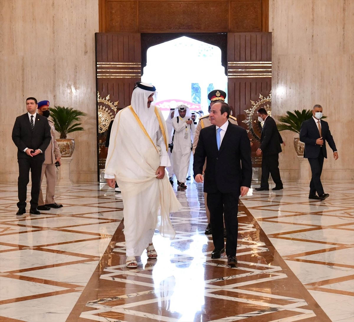 Mısır Cumhurbaşkanı Sissi, 7 yıl sonra Katar Emiri Al Thani ile görüştü #1