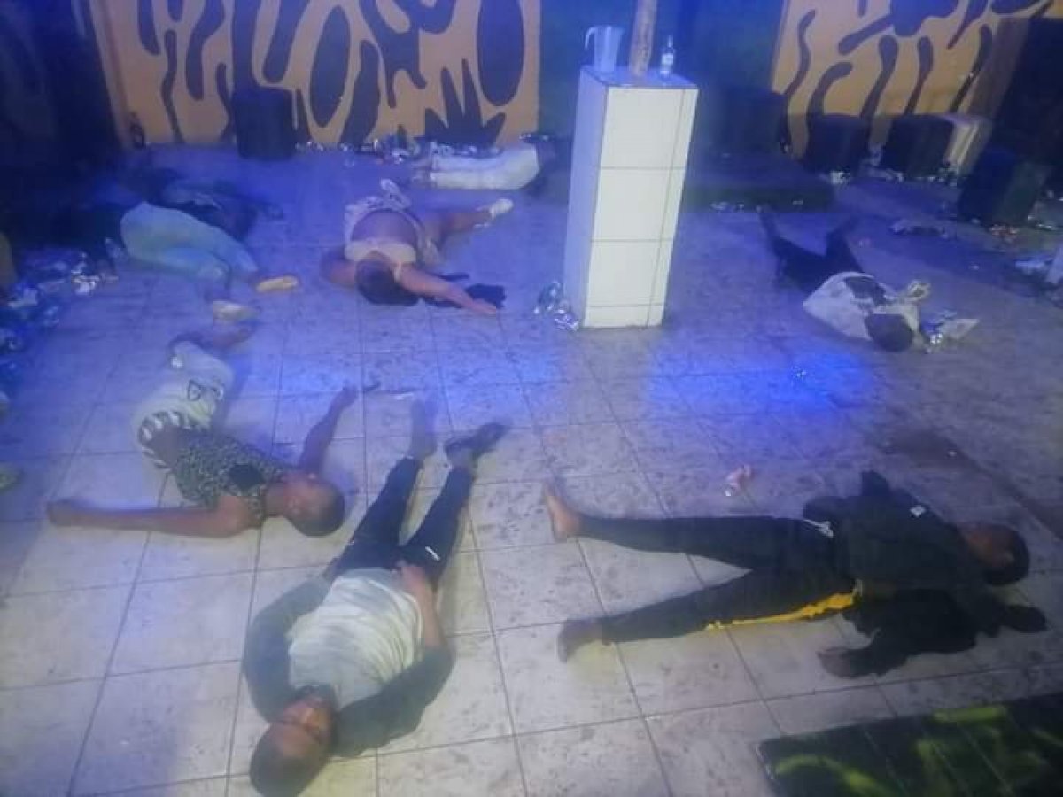 Güney Afrika’daki gece kulübünde 17 genç ölü bulundu #1