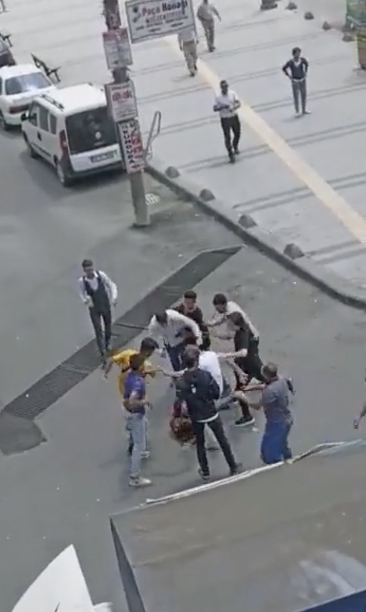Cumhurbaşkanı Erdoğan a sokak ortasında küfür edince dayak yedi #4