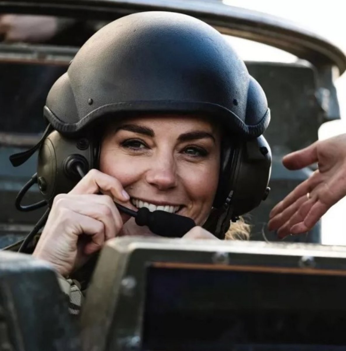 Kate Middleton dan askeri üniformalı tank pozu #1