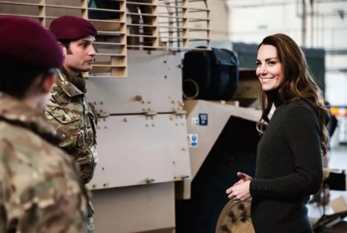 Kate Middleton dan askeri üniformalı tank pozu #4