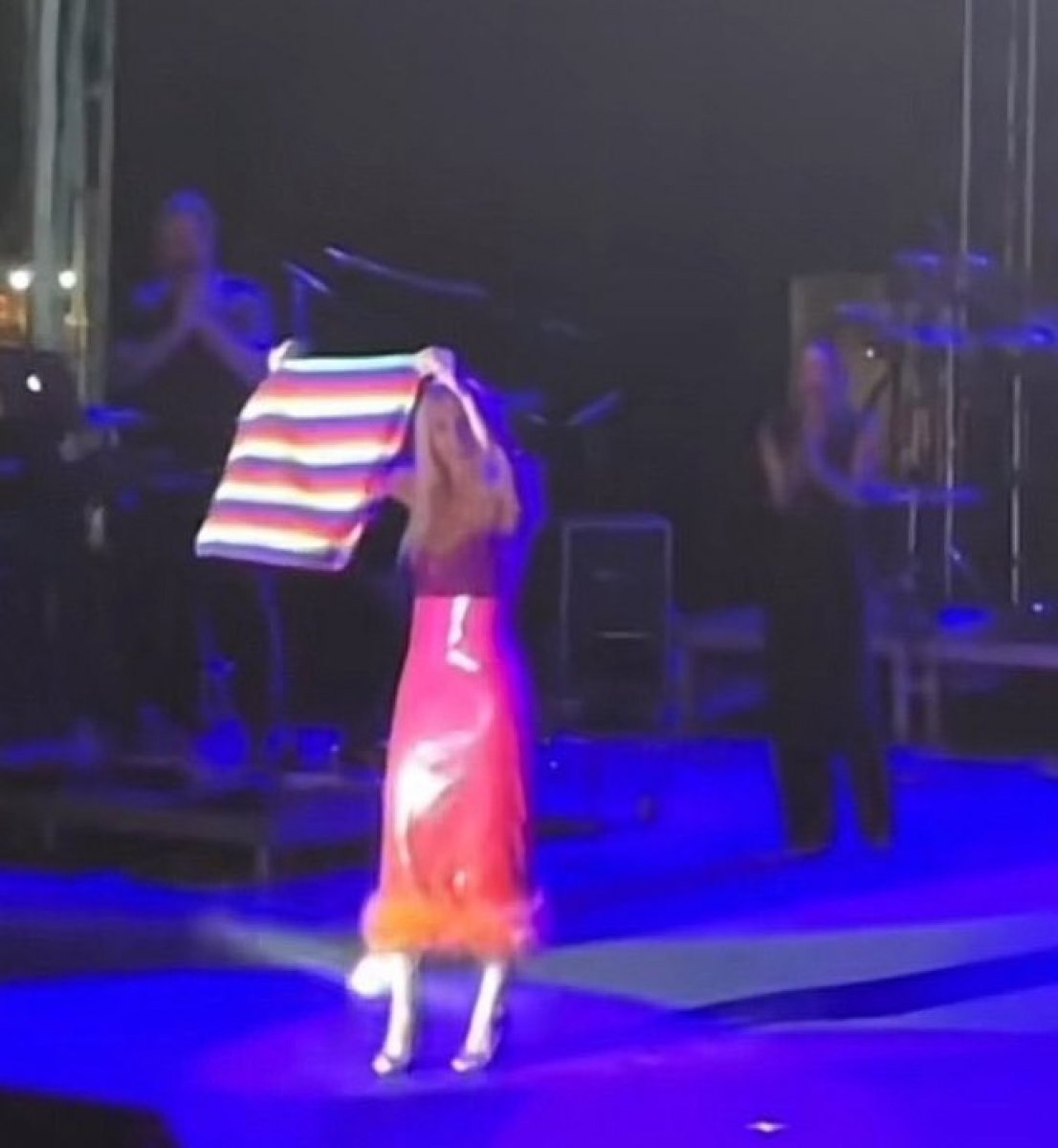 Şarkıcı Gülşen sahnede LGBT bayrağı açtı #1