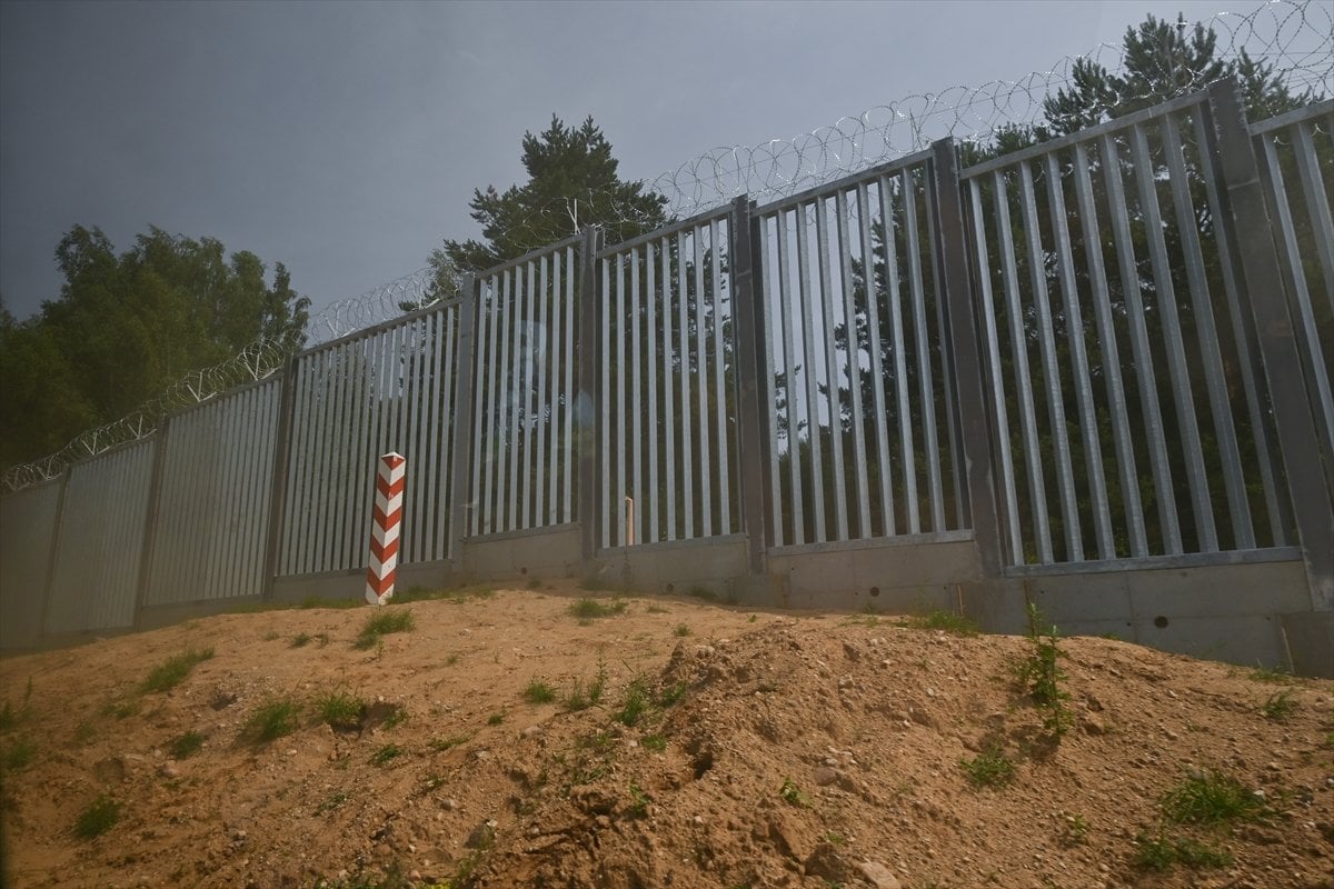 Steel wall built by Poland on Belarus border completed #11
