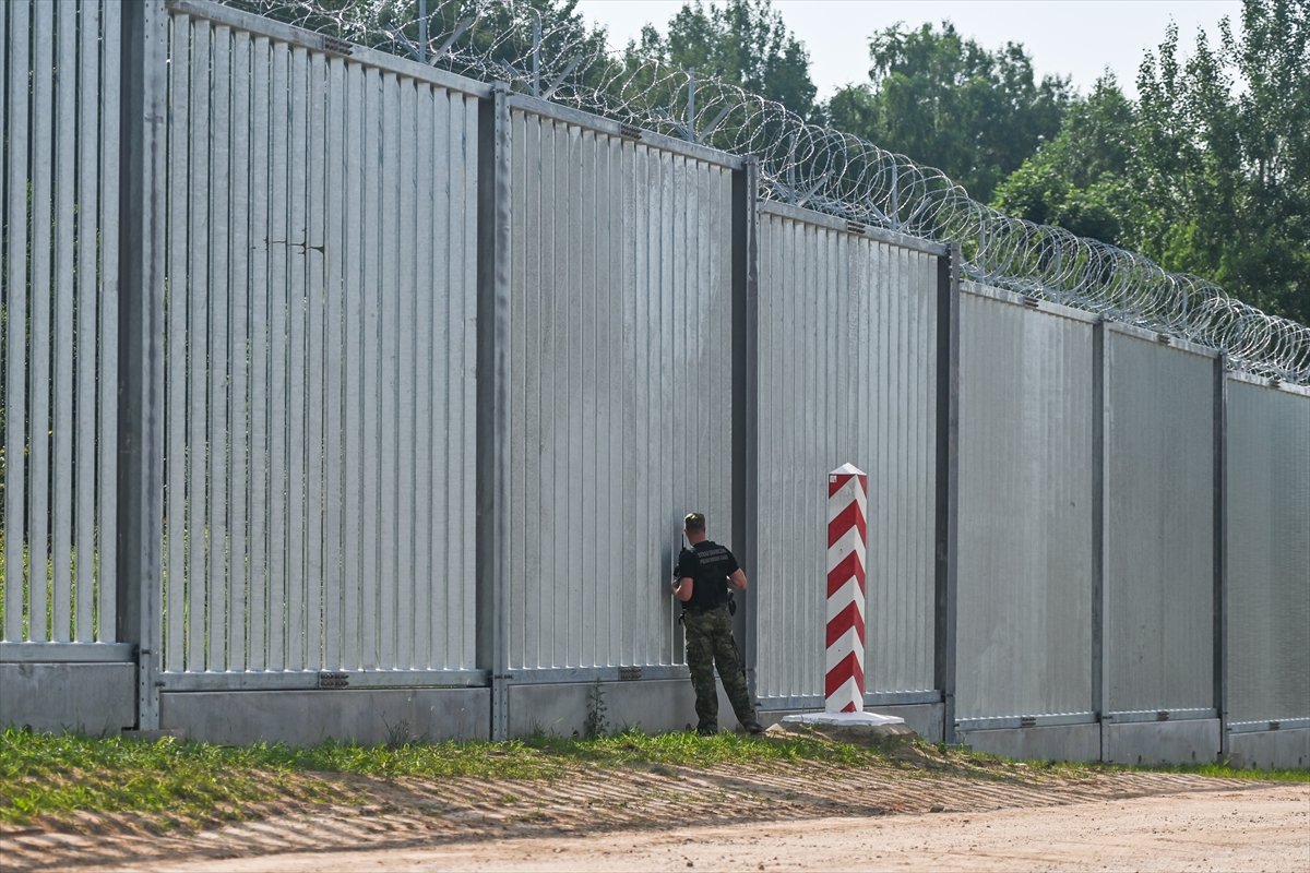Steel wall built by Poland on the Belarusian border completed #7