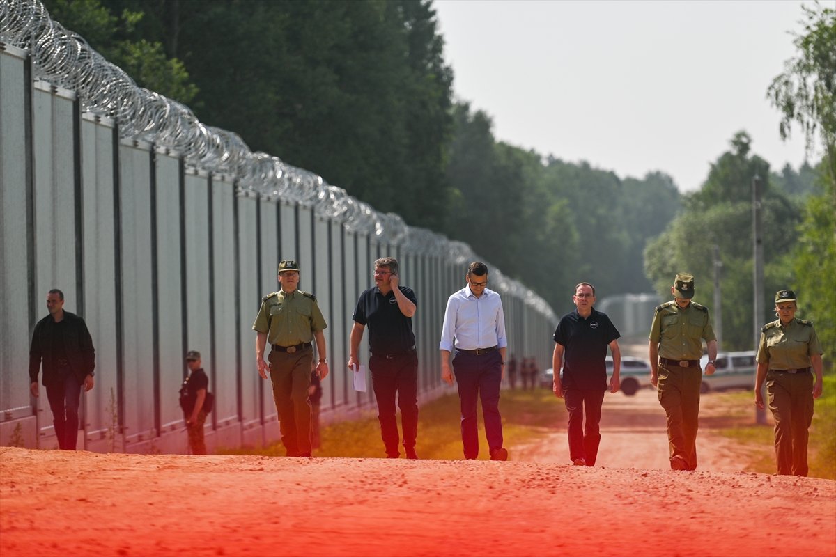 Polonya nın Belarus sınırına inşa ettiği çelik duvar tamamlandı #2