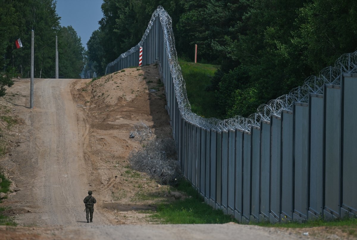 Polonya nın Belarus sınırına inşa ettiği çelik duvar tamamlandı #12