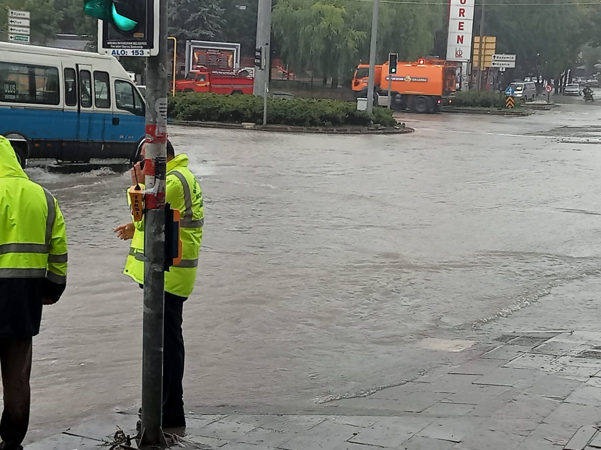 Ankara da şiddetli yağış: Yollar göle döndü #1
