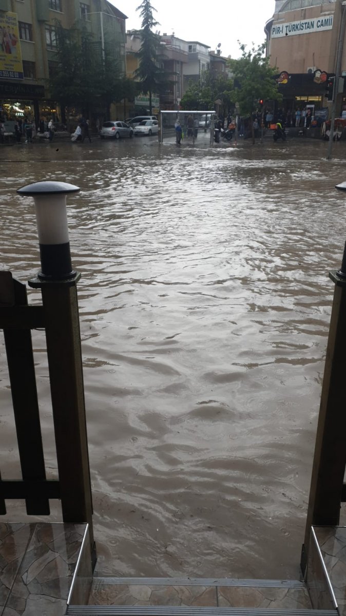 Ankara da şiddetli yağış: Yollar göle döndü #3
