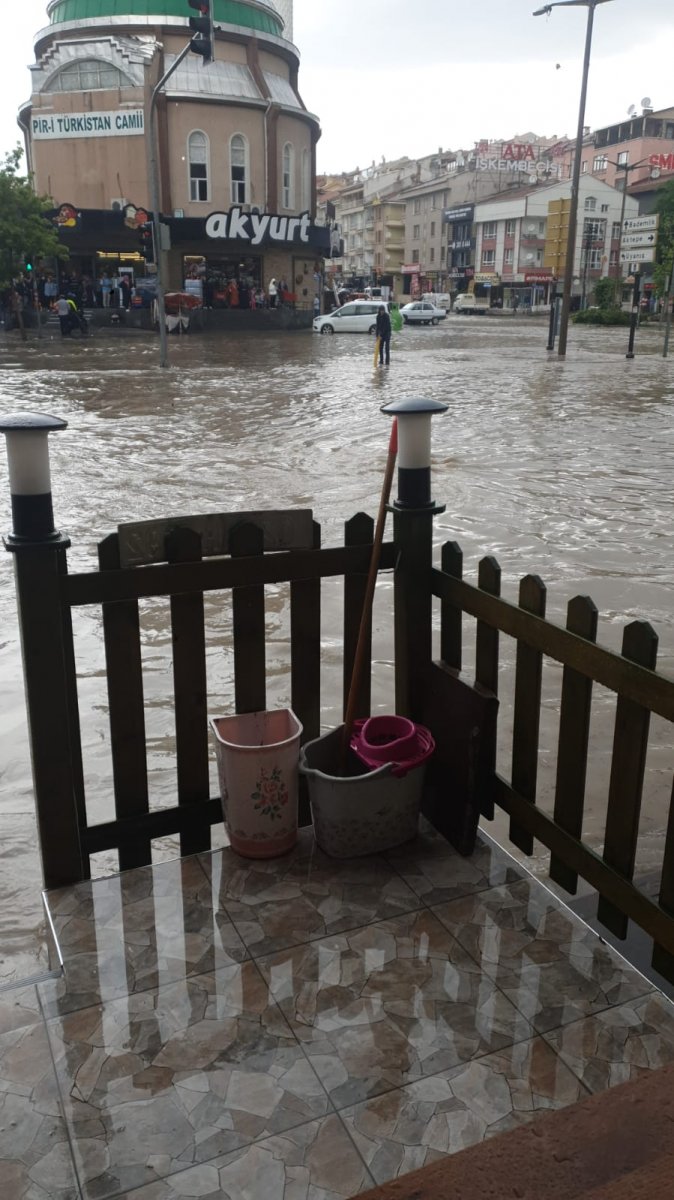 Ankara da şiddetli yağış: Yollar göle döndü #2