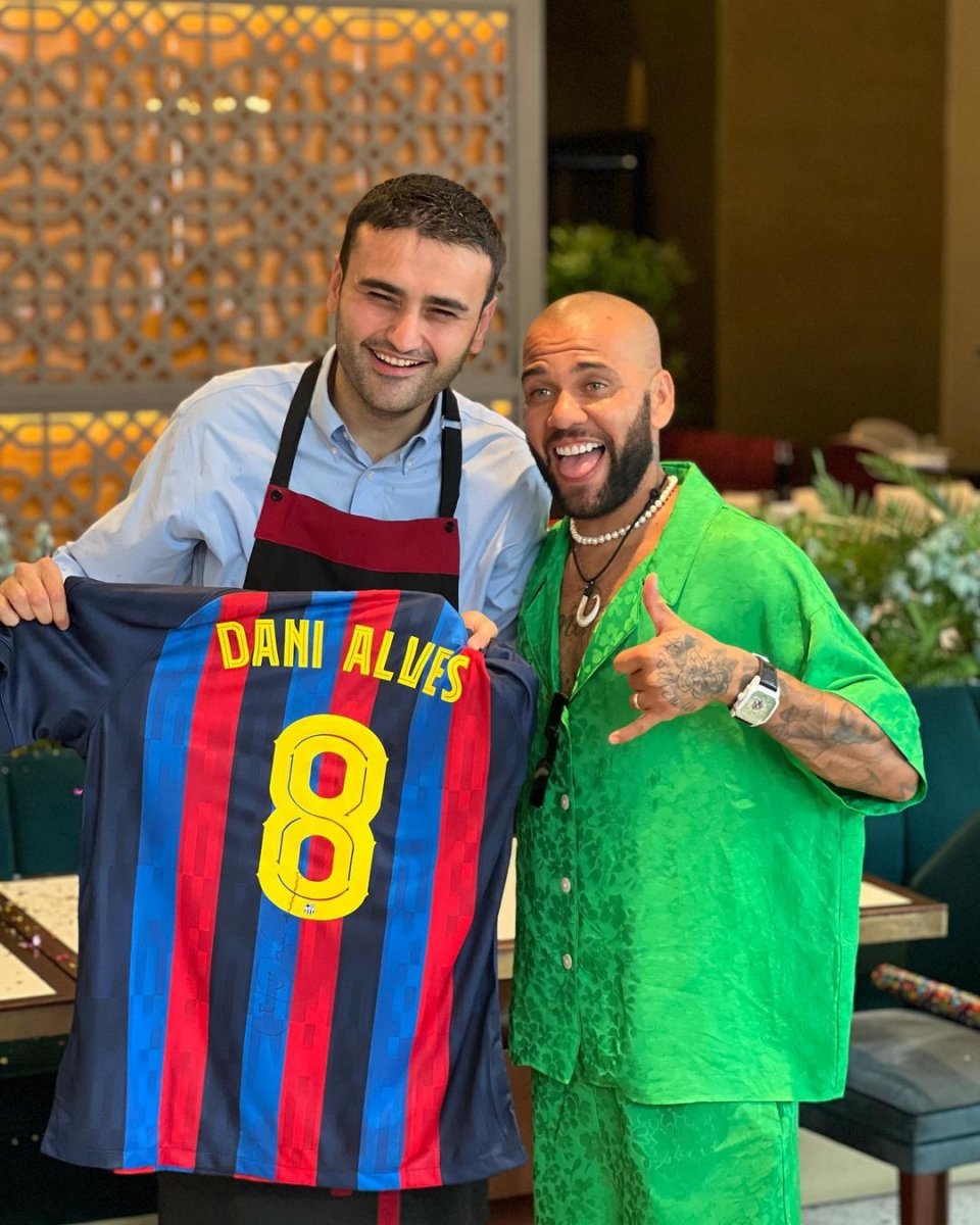 Dani Alves, CZN Burak a gitti #8