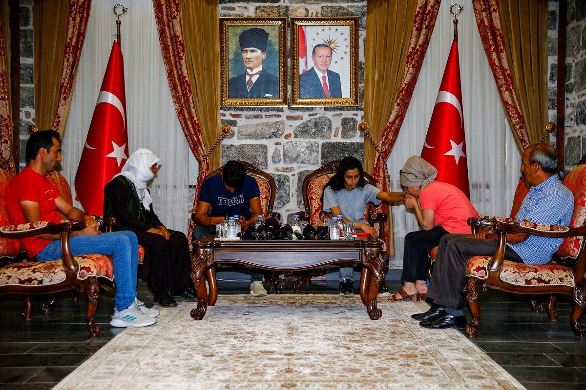 PKK dan kaçıp teslim olan iki kişi ailesiyle buluşturuldu #6