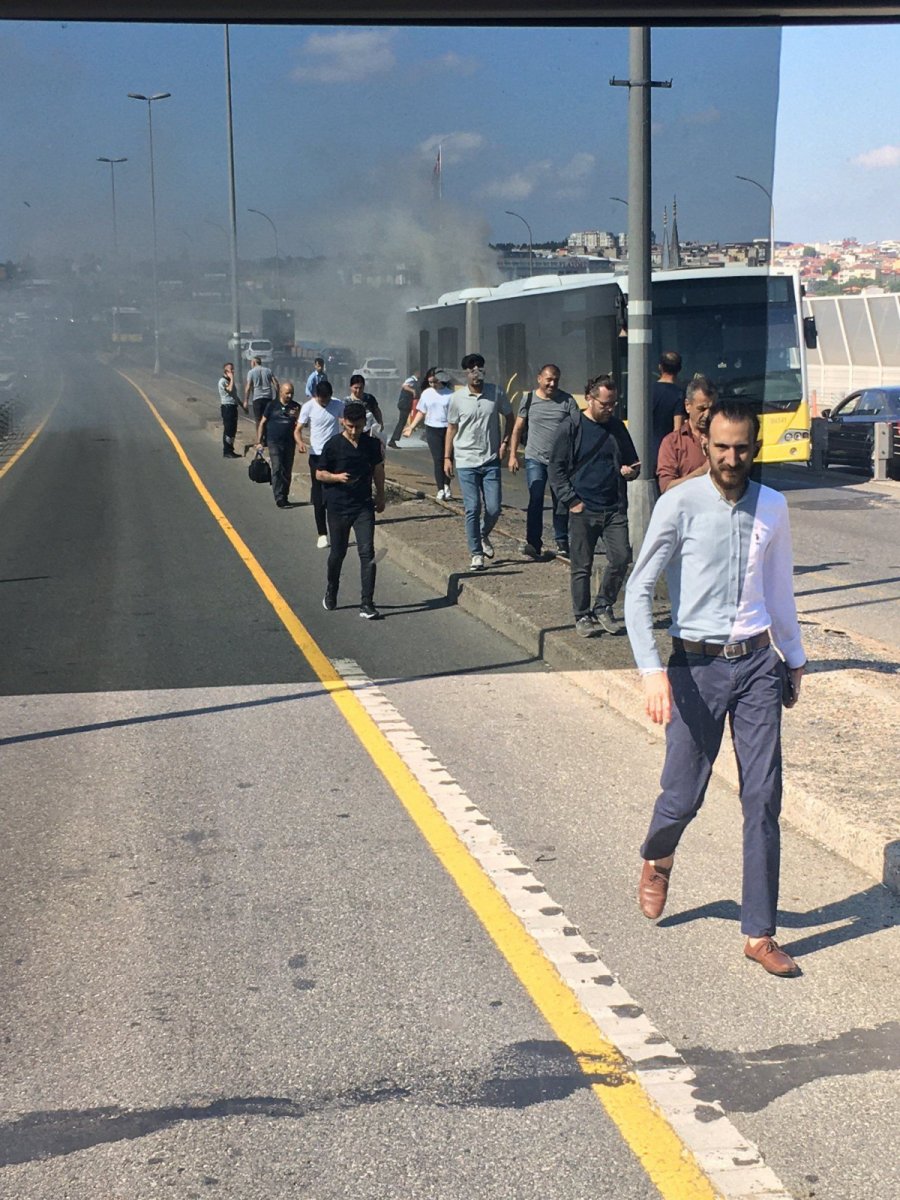 İstanbul da metrobüs hareket halindeyken alevlere teslim oldu #1
