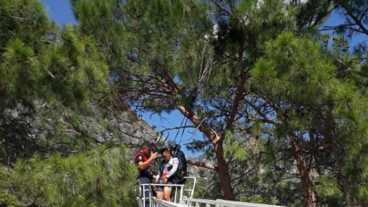 Muğla'da ağaca takılan yamaç paraşütçüsünü itfaiye kurtardı