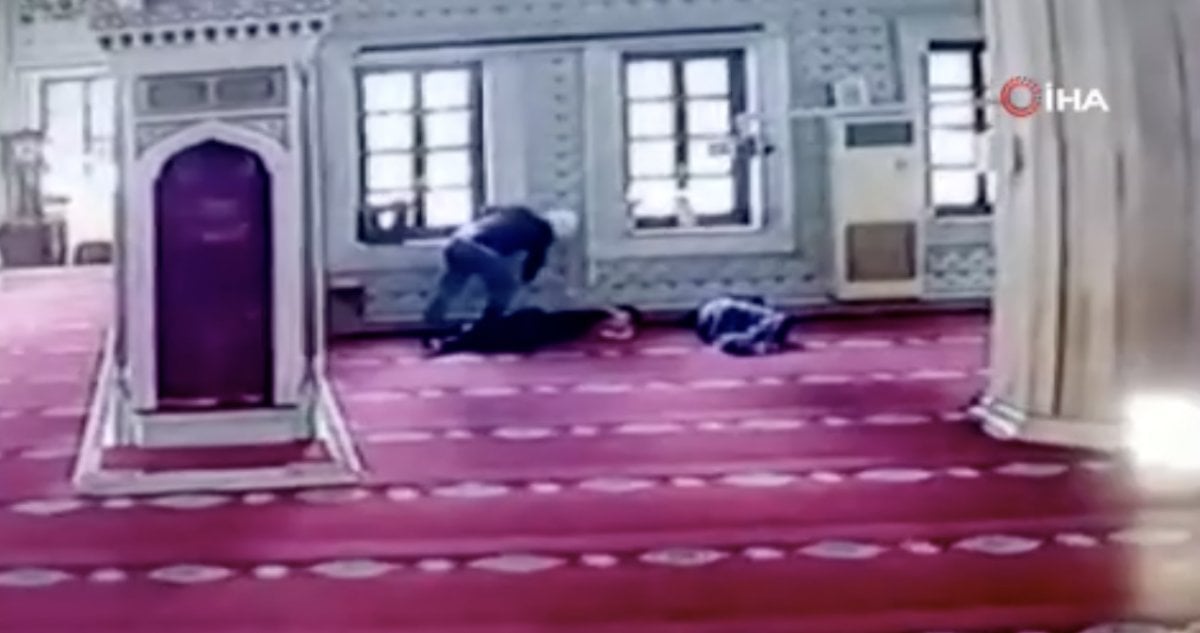 İstanbul da camide cep telefonu hırsızlığı kamerada #2