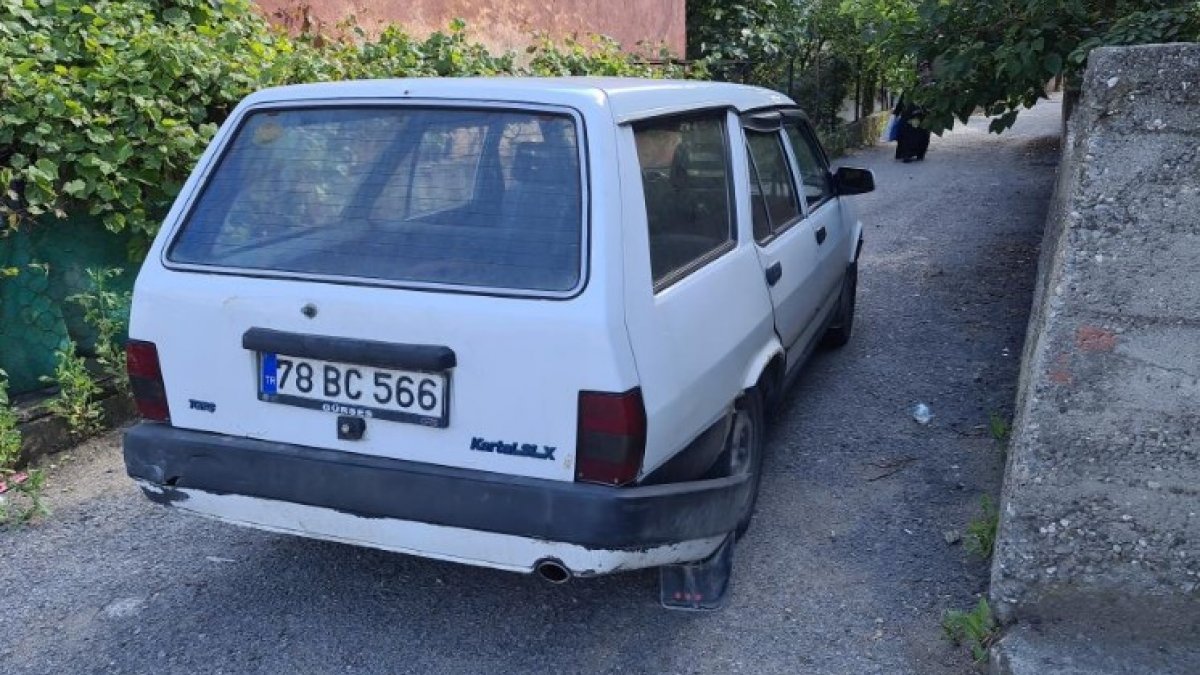 Karabük'te freni boşalan otomobil, pazardaki tezgahlara çarptı
