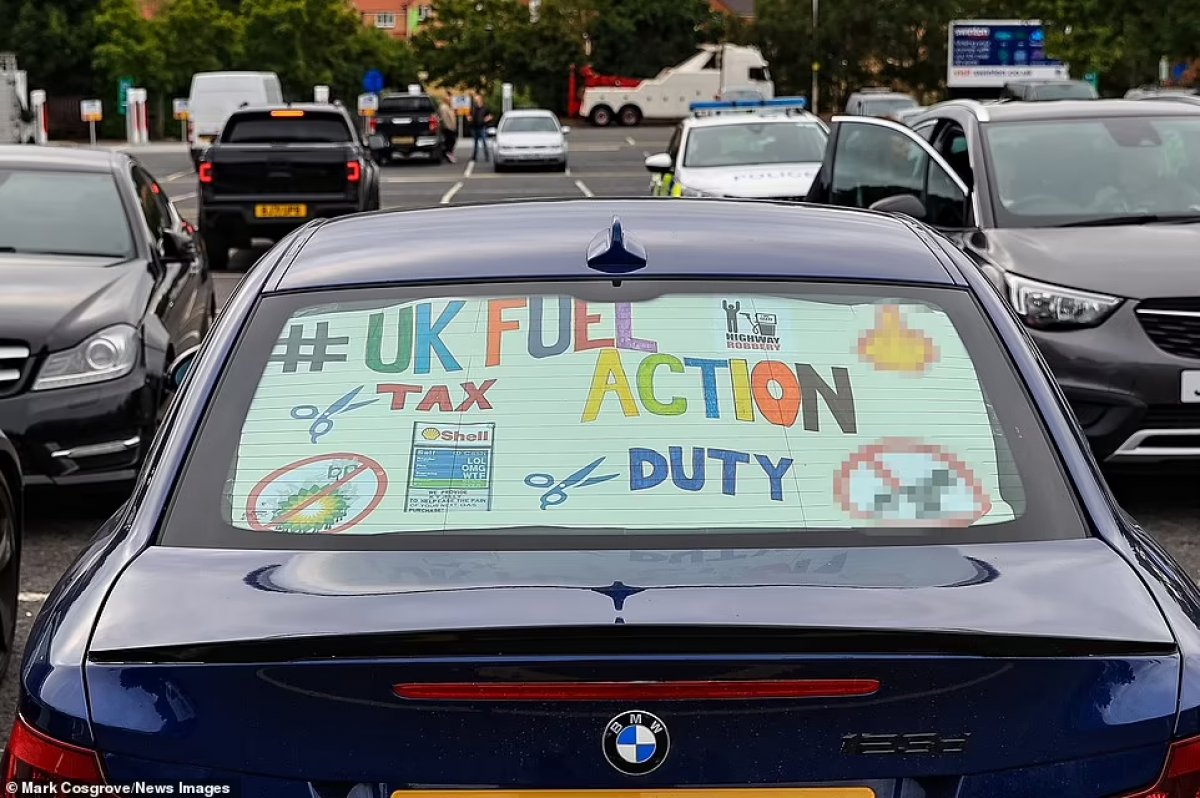 UK drivers demonstrate for cheap petrol #4