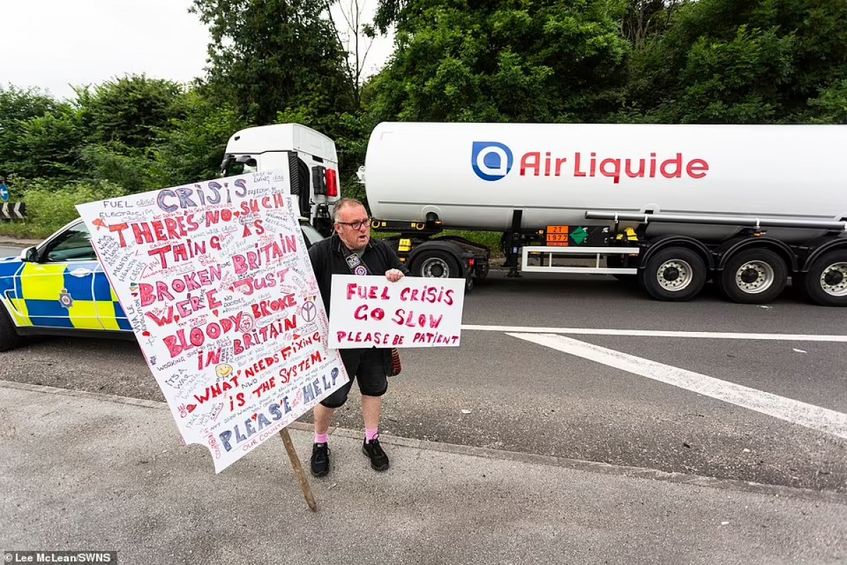 UK drivers demonstrate for cheap gasoline #6