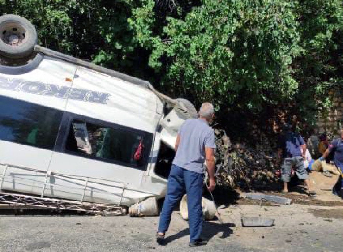 Mersin de işçi minibüsü devrildi: 4 ü ağır 27 yaralı #3