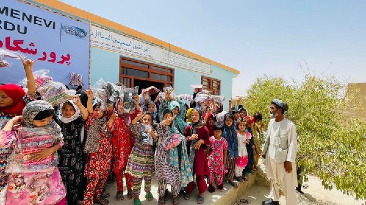 Devlet Bahçeli, Afganistan daki Türkmen çocuklarına bayramlık hediye etti #1