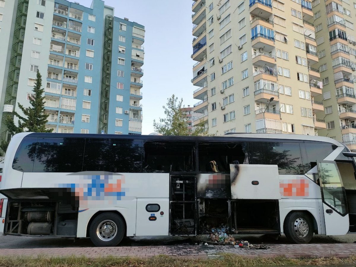 Antalya’da yolcu otobüsü, alevlere teslim oldu  #1
