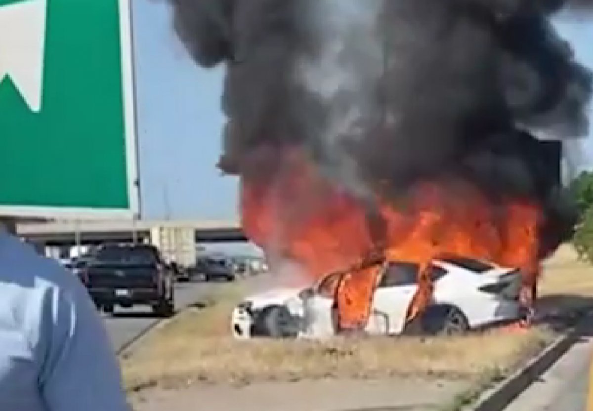 In Canada, the driver escaped the burning car in seconds #4