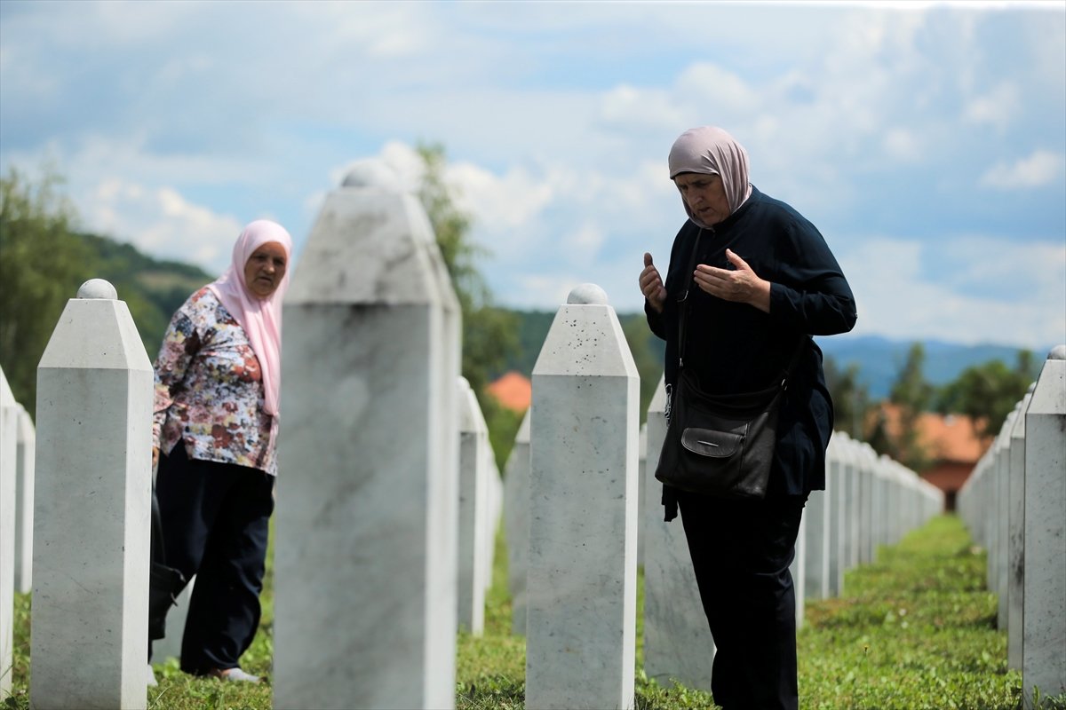 Srebrenitsalı anneler mezar başında evlatlarını anıyor #9