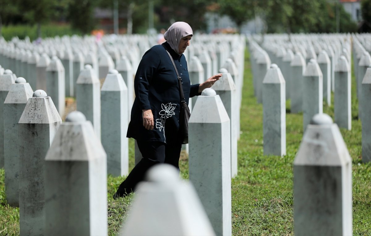 Srebrenitsalı anneler mezar başında evlatlarını anıyor #4