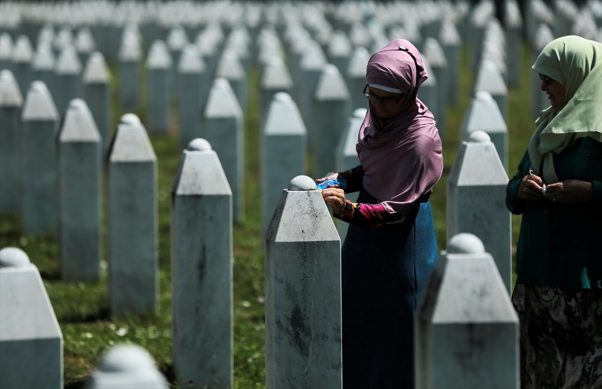 Srebrenitsalı anneler mezar başında evlatlarını anıyor #3