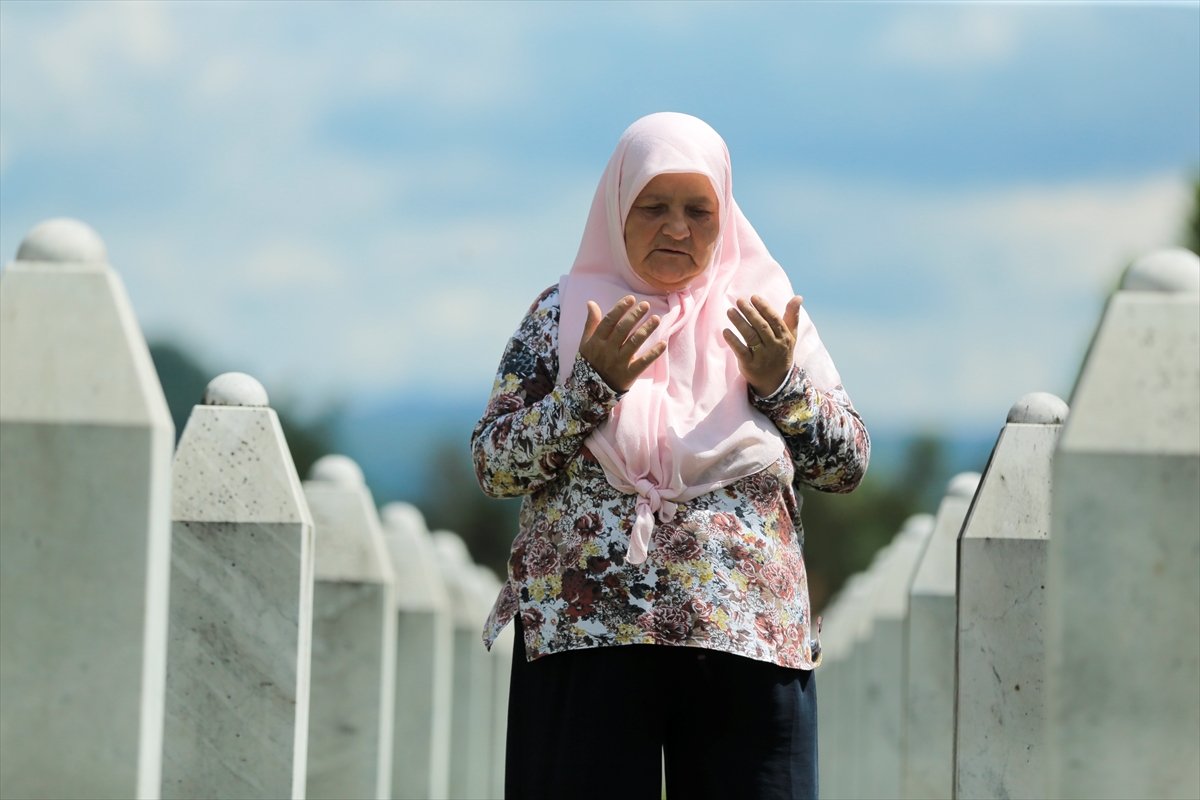 Srebrenitsalı anneler mezar başında evlatlarını anıyor #1