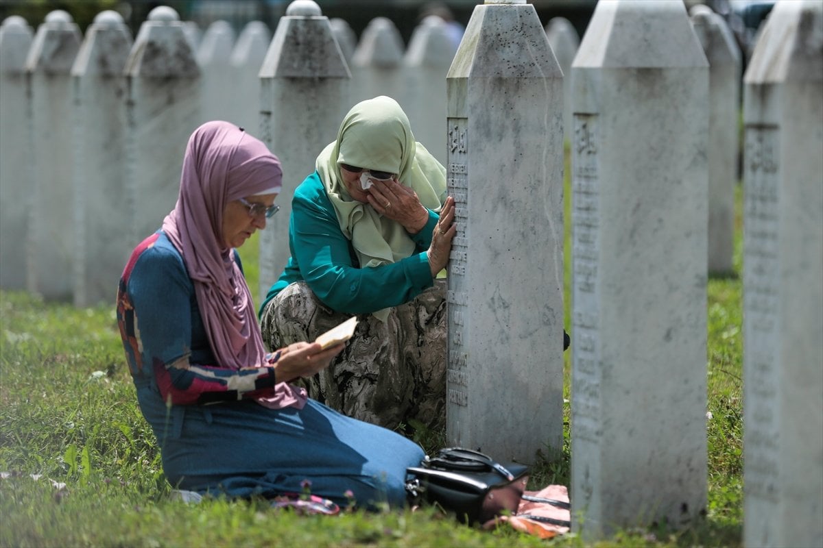 Srebrenitsalı anneler mezar başında evlatlarını anıyor #2